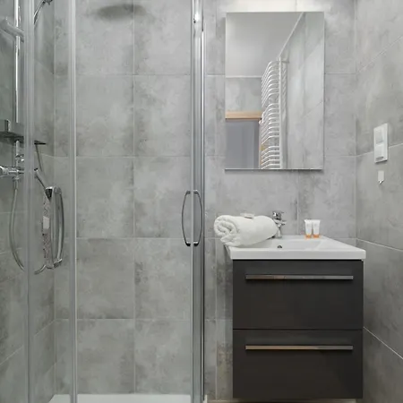 Cozy & Modern Rogowska By Renters *